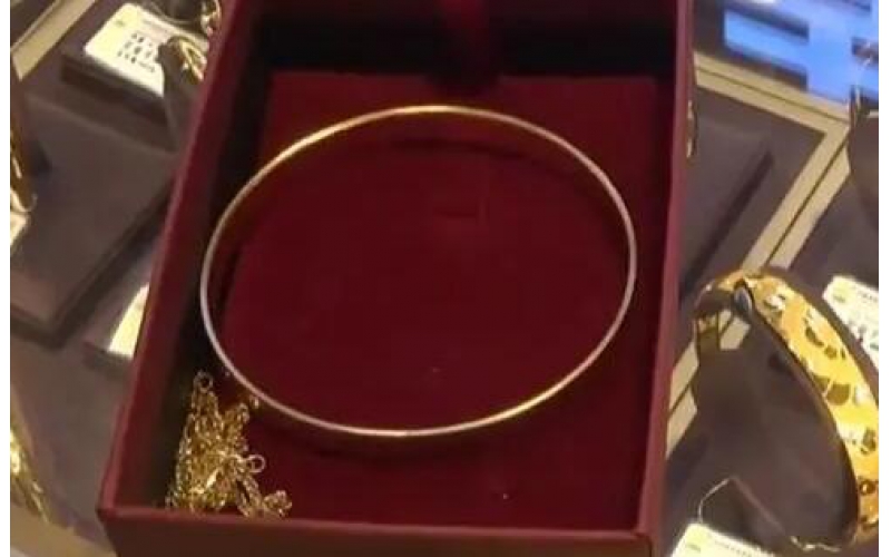 太原典當行老板“慧眼識金”，女子用“銀包金”手鐲行騙露餡