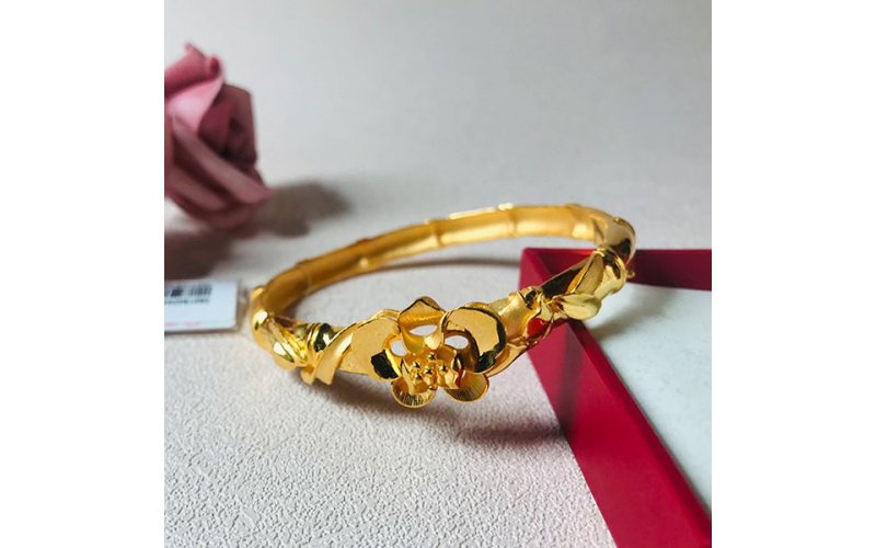 三男子用金包銀首飾冒充純金首飾詐騙典當行